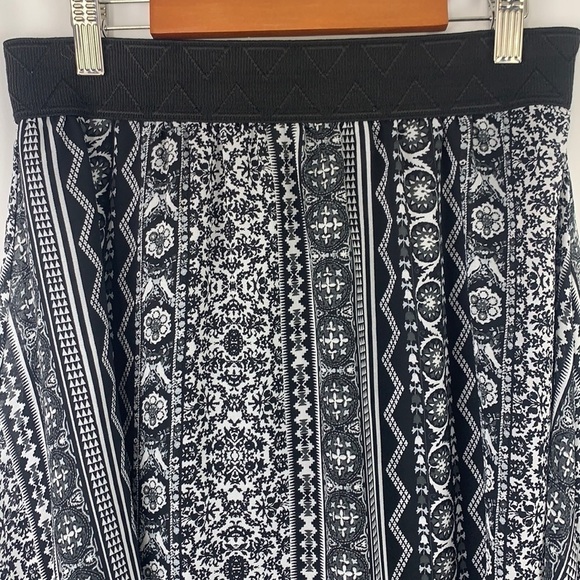 LuLaroe Lola A-Line Print Skirt, Elastic Waistband - Black & White, Size Small - Picture 5 of 7